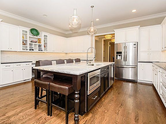 5th image of 2439 W Moffat St #1