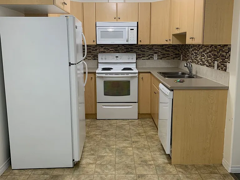 200 Lougheed Dr #1406 — Photo 2