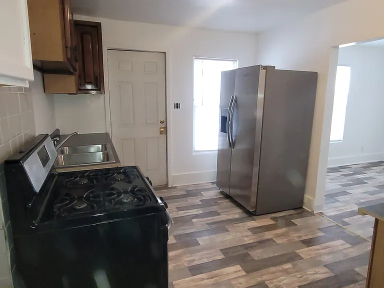 536 Jefferson St — Photo 4