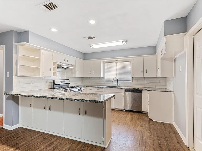 10502 Royal Oaks Dr — Photo 5