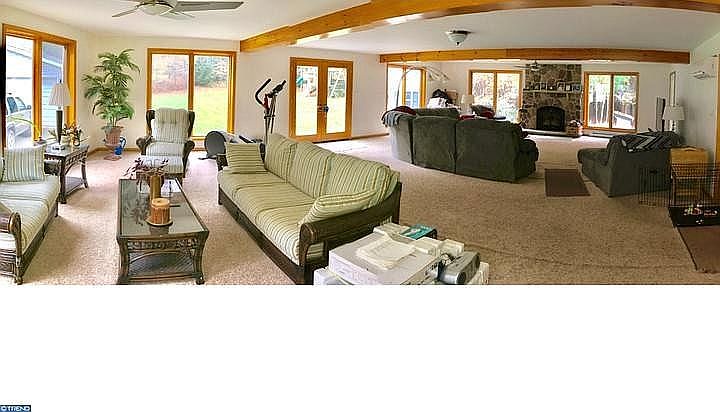 Large Bright Living Room!