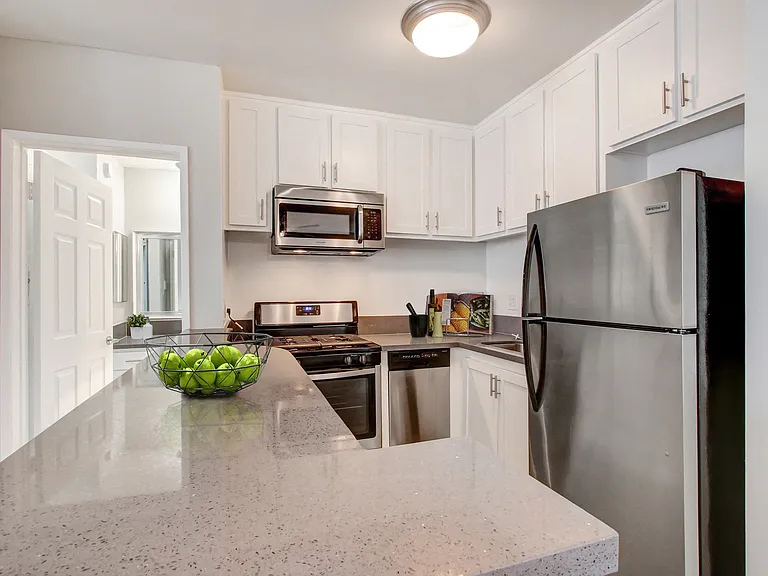 Yarmouth Apartments — Photo 23