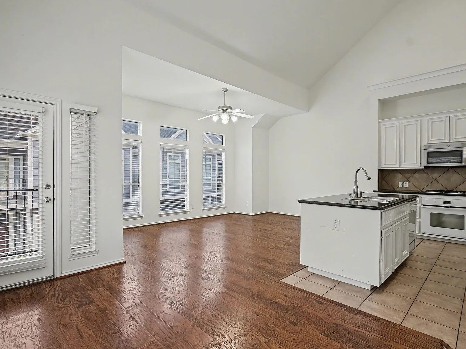 2 bed, 2.5 bath, 2026 sqft, $2,400 — Photo 3
