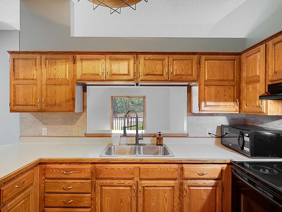 3rd image of 11139 Edgewood Cir N