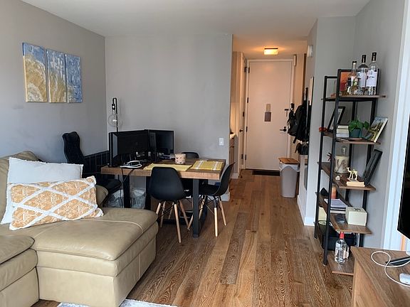 3rd image of 560 W 43rd St APT 4M