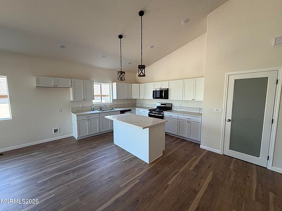 3rd image of 584 Wedge Ln