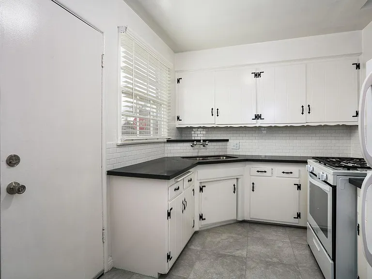 12309 Oxnard St #2 — Photo 5