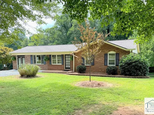 24 Hummingbird Ln, Stuart, VA 24171