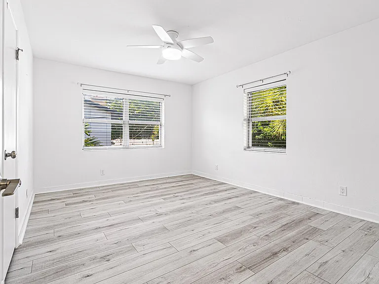 2060 NE 1st St #16 — Photo 18