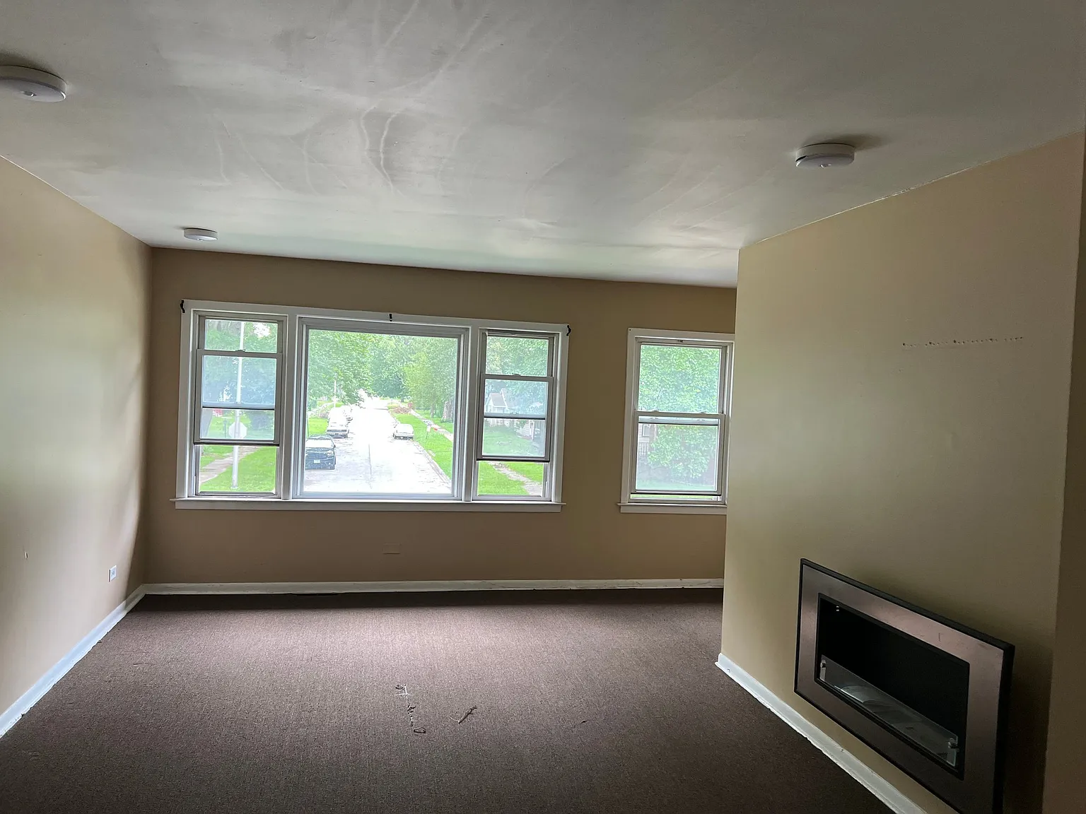 East Hazel Crest Gem - 3 Bedrooms & Private Laundry — Photo 4