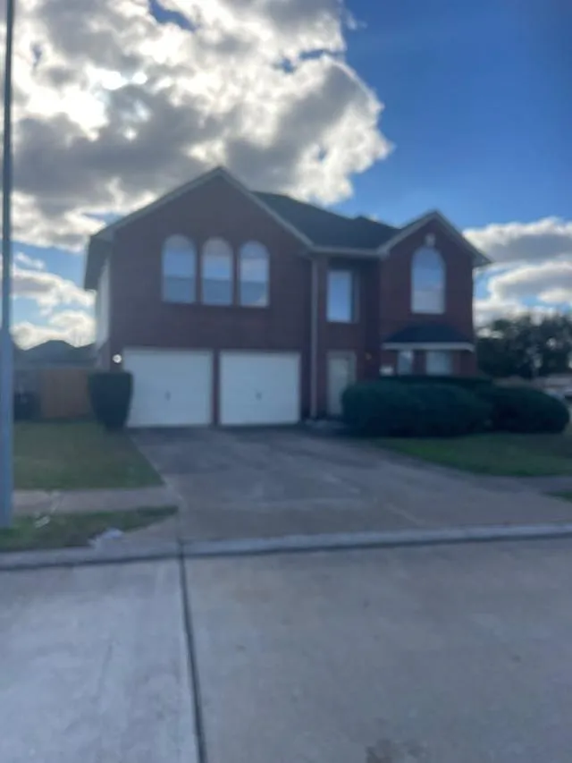 4 bed, 2.5 bath, 2532 sqft, $2,500 — Photo 2