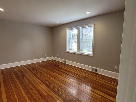 4th image of 21 Beech St #23