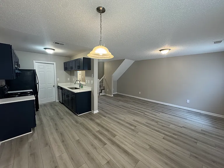 122 Wexford Dr E — Photo 5