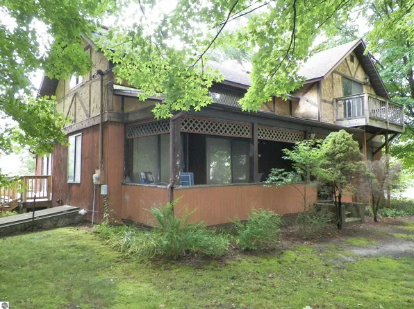 615 River St, Luther, MI 49656