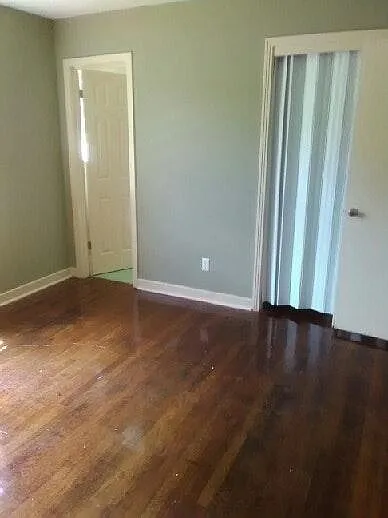 masterbed room looking to half bathroom