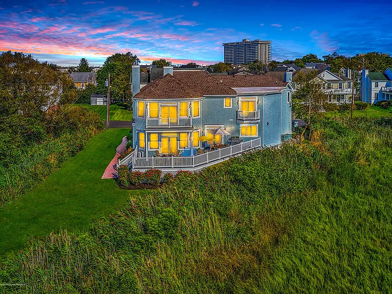 30 Columbus Dr — Photo 52