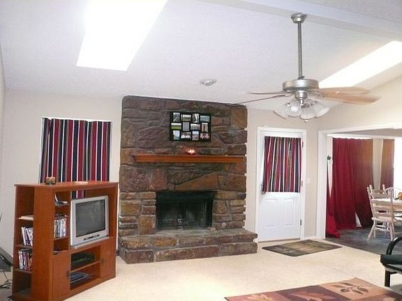 4th image of 1000 N Cypress Ave