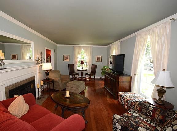 5th image of 220 Pembroke Ave
