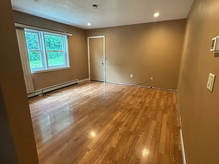 44 Clinton Dr — Photo 3