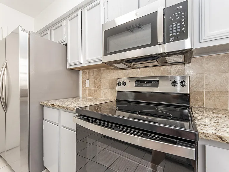 1902 Avenue B — Photo 11