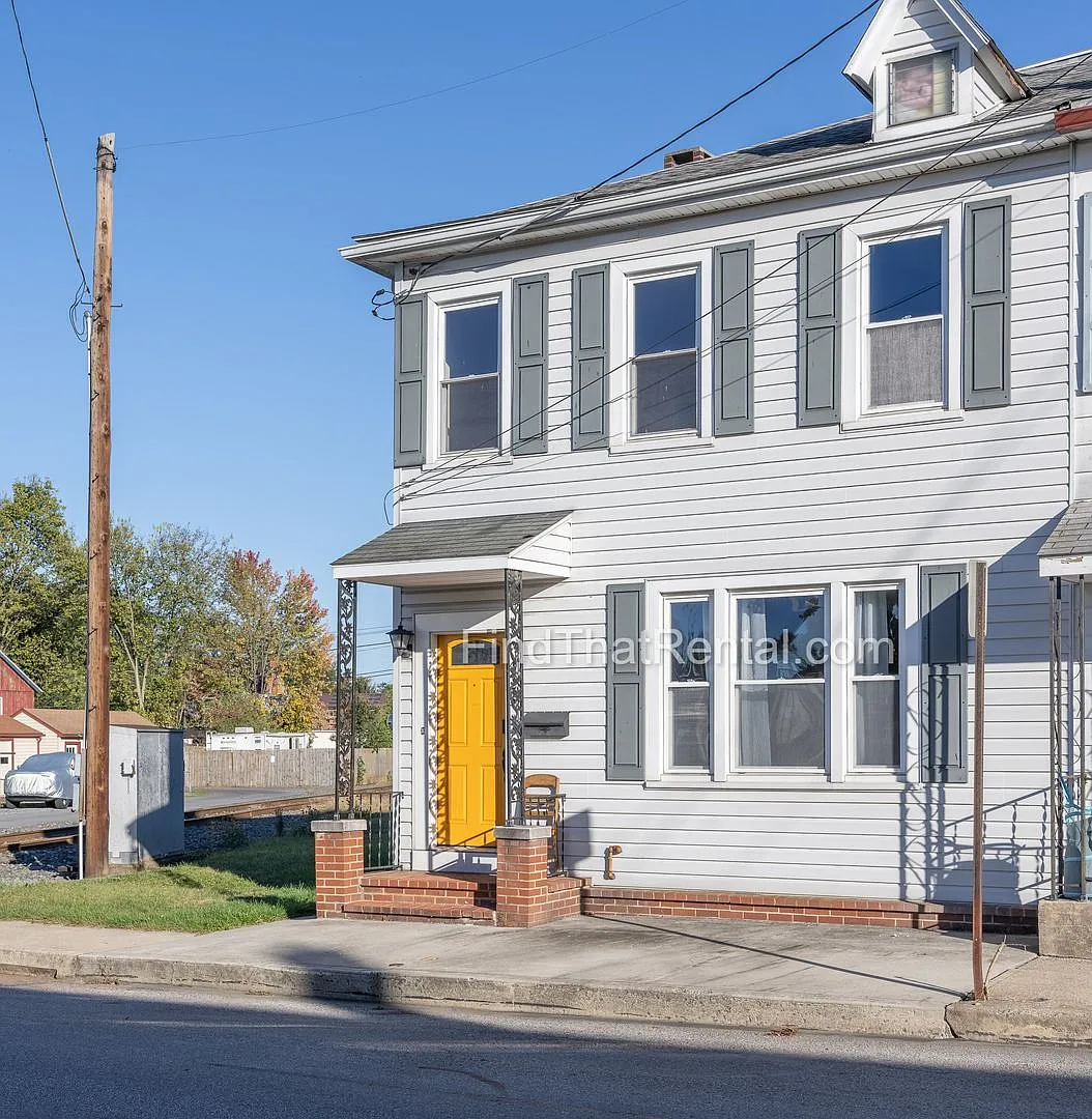 Downtown Carlisle Beautifully Renovated Pet Friendly Historic House with Fenced Yard and off stre... — Photo 3