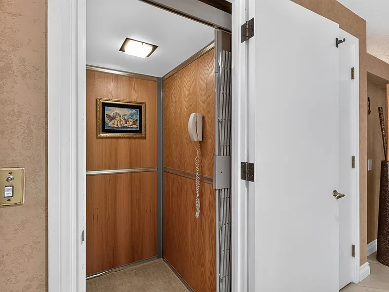 216 W Kavenish Dr — Photo 32