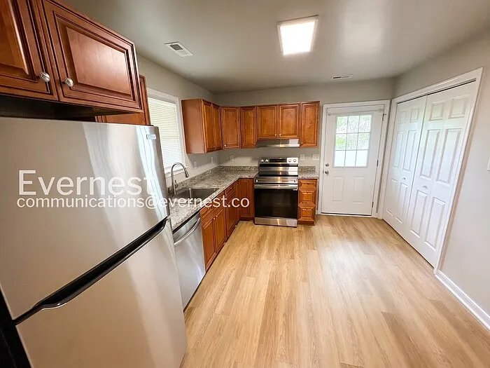 15801 Meridian Ave — Photo 2