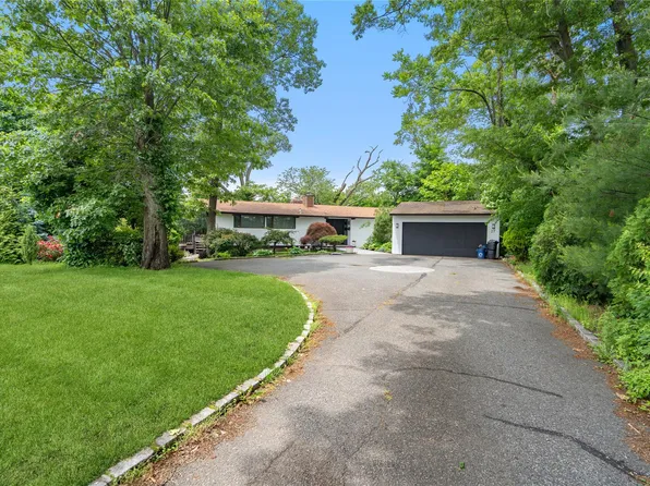 27 Parkway Drive, Roslyn Heights, NY 11577