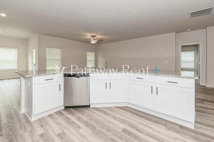 603 Mackenzie Cv — Photo 6