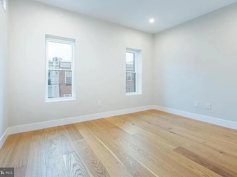 2433 W Seybert St — Photo 2