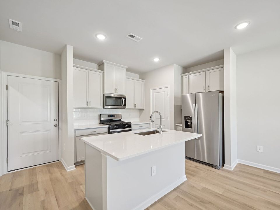 RAL_CadenceMeadowsTownes_Bloomfield_Kitchen_3727RosebushDr.jpg