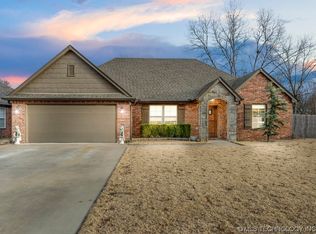 1904 Walnut Hill Ln, Claremore, OK 74017