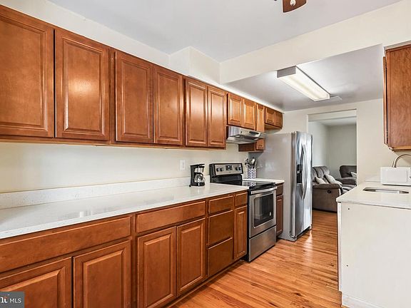 2nd image of 302 Giles Pl