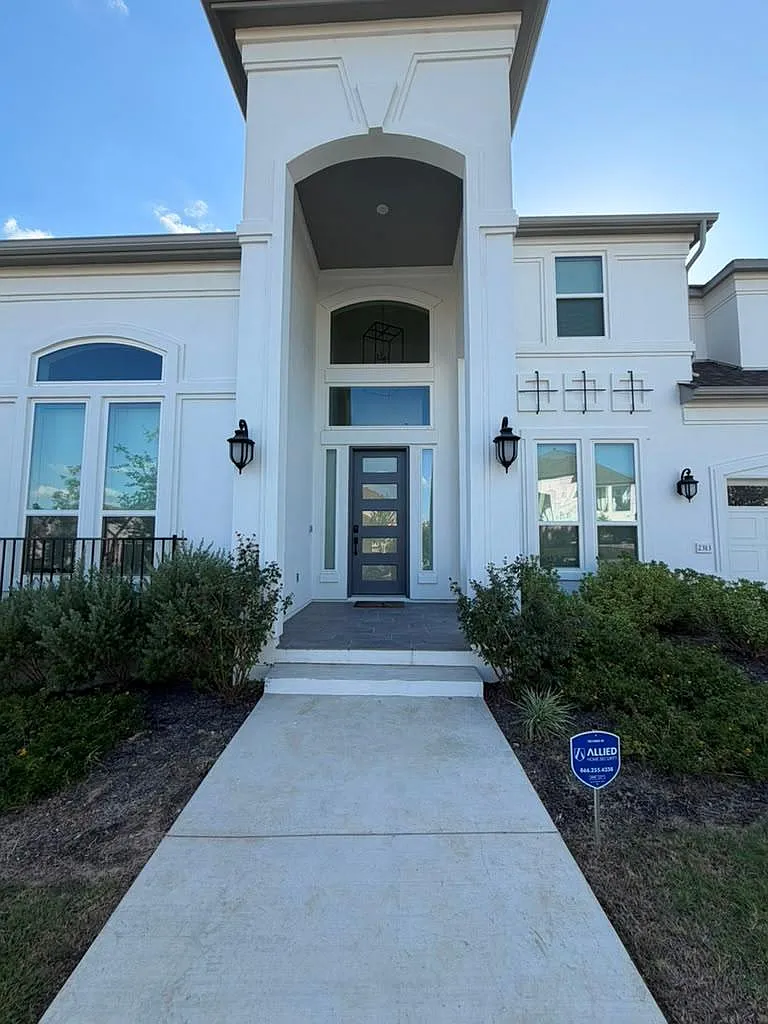 5 bed, 4.5 bath, 4087 sqft, $4,100 — Photo 2