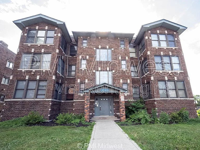 Parkway Apartments — Photo 1