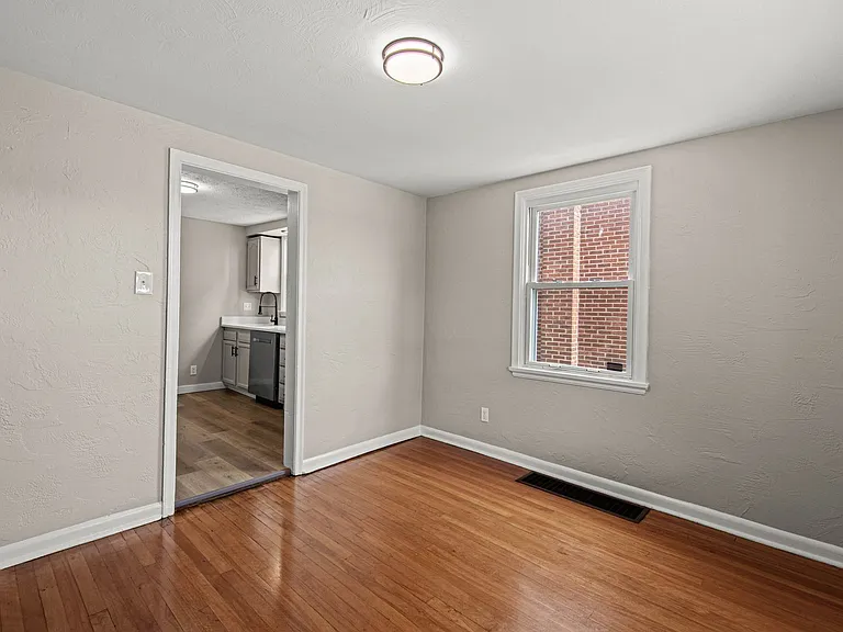 1138 W 11th St — Photo 29