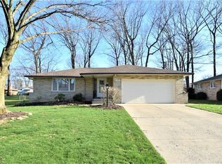 910 E Parkleigh Dr, Seven Hills, OH