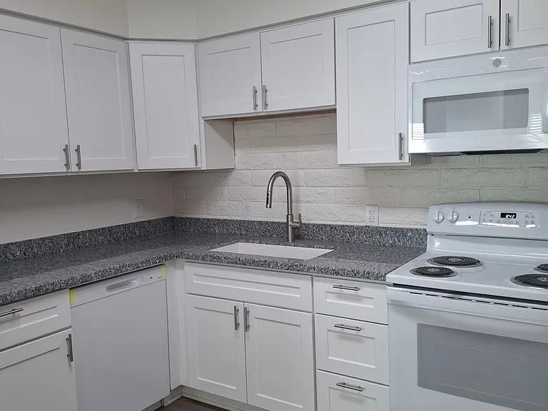 Taylor Heights Apartments — Photo 18