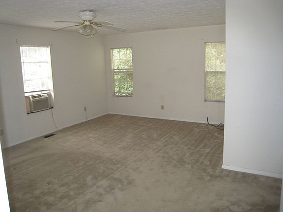 bedroom w/bath & walkin