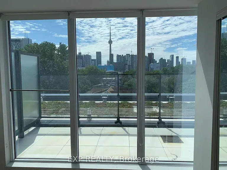 203 College St #502 — Photo 1