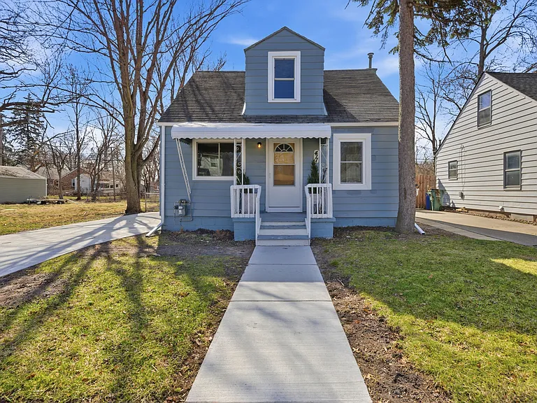 411 W Bernhard Ave — Photo 2