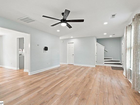 5th image of 407 Flanders Ct