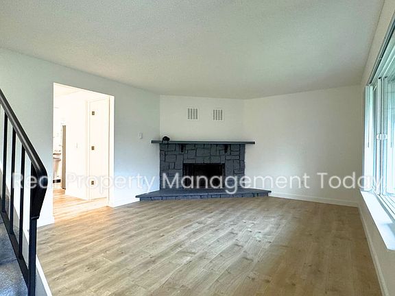 3rd image of 820 196th St E