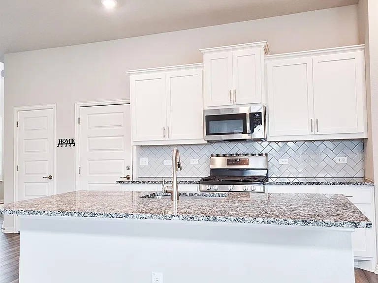 12716 Bloomington Dr — Photo 6