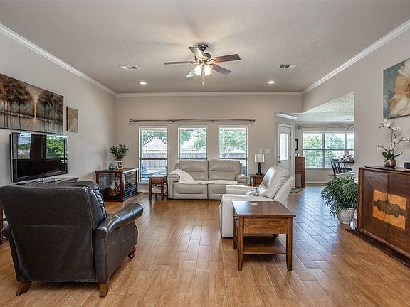 4th image of 504 Katie St