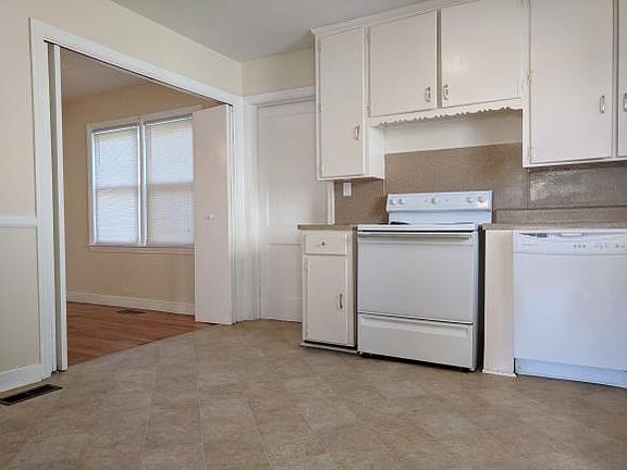 3rd image of 1340 Garden Dr