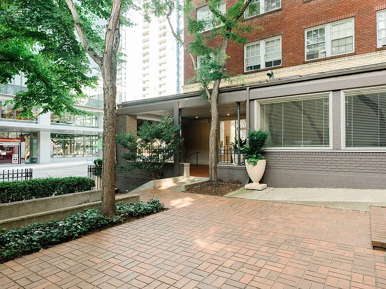 Regency Apartments — Photo 5