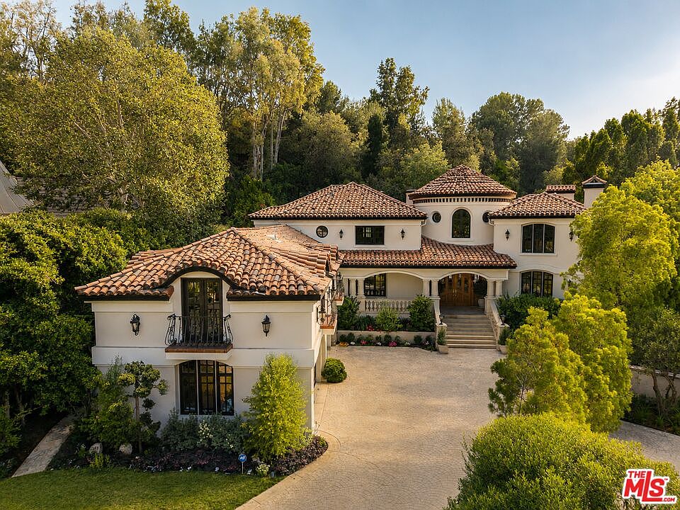 1st image of 3829 Hayvenhurst Dr