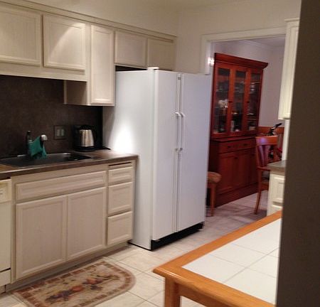 kitchen
						:
						beautiful cabinets and countertops