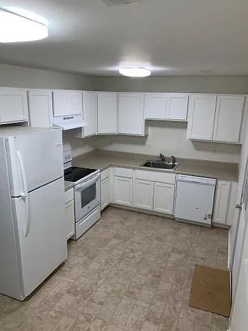 133 Holmes St — Photo 7